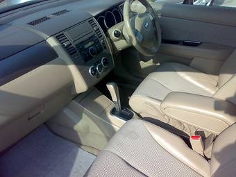 2004 Nissan Tiida Pictures