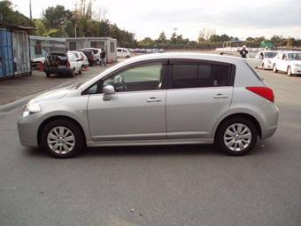 2004 Nissan Tiida Photos