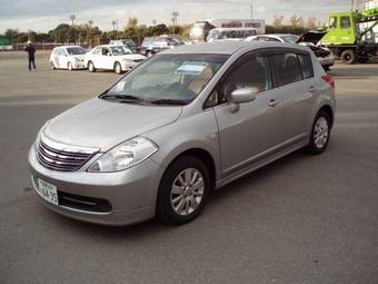2004 Nissan Tiida Photos