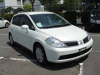 2004 Nissan Tiida Pictures