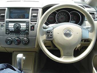 2004 Nissan Tiida Photos