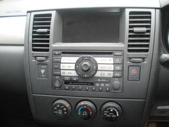 2004 Nissan Tiida Photos