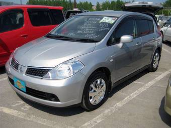 2004 Nissan Tiida Photos