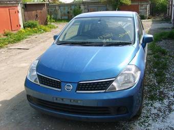 2004 Nissan Tiida Pictures