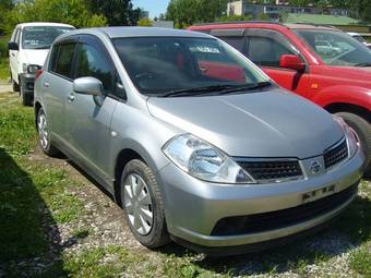 2004 Nissan Tiida Images