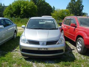 2004 Nissan Tiida Pictures