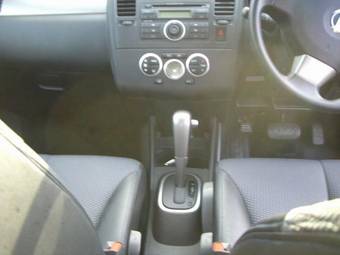 2004 Nissan Tiida Photos