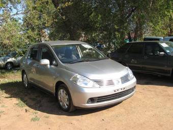 2004 Nissan Tiida Pictures