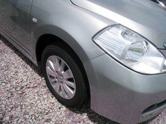 2004 Nissan Tiida Images