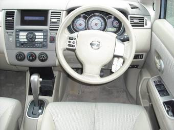 2004 Nissan Tiida Photos