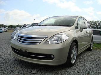 2004 Nissan Tiida Photos