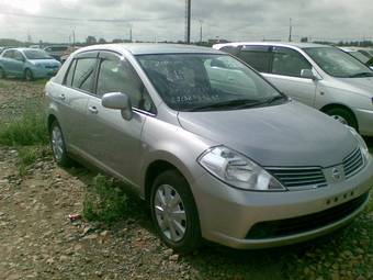 2004 Nissan Tiida Pictures