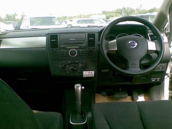 2004 Nissan Tiida Images