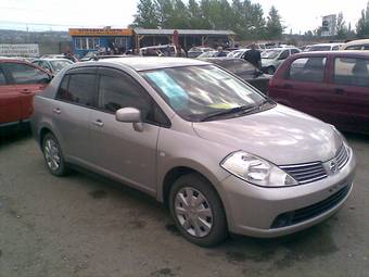 2004 Nissan Tiida Photos