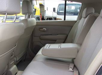 2004 Nissan Tiida Images