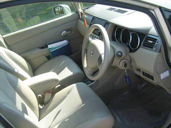 2004 Nissan Tiida Pictures