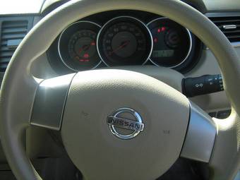 2004 Nissan Tiida Photos