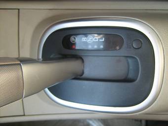 2004 Nissan Tiida Images