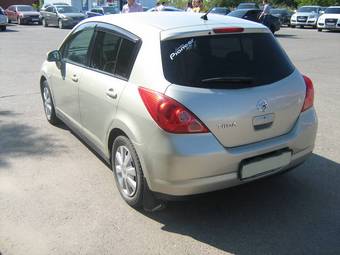2004 Nissan Tiida Images