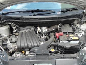 2004 Nissan Tiida Images