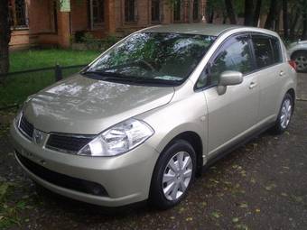 2004 Nissan Tiida Photos