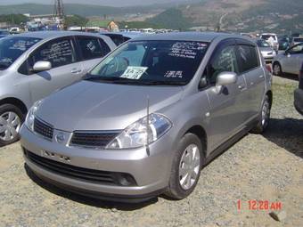 2004 Nissan Tiida Pictures