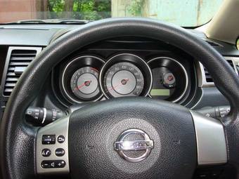 2004 Nissan Tiida Pics