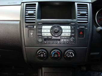 2004 Nissan Tiida Pictures