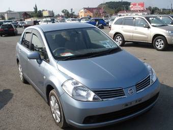 2004 Nissan Tiida Photos