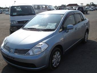 2004 Nissan Tiida Pictures