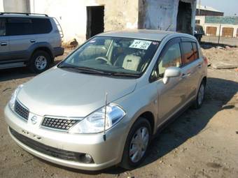 2004 Nissan Tiida Photos