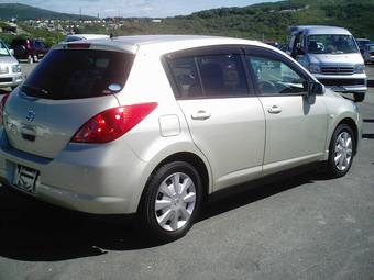 2004 Nissan Tiida Photos