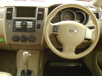 2004 Nissan Tiida Photos