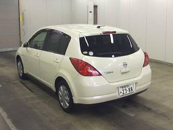 2004 Nissan Tiida Pictures