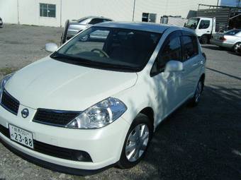 2004 Nissan Tiida Photos