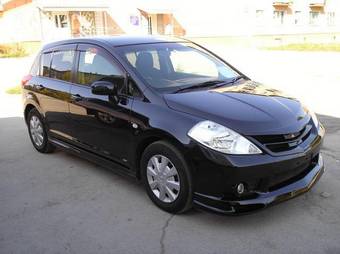 2004 Nissan Tiida Pictures