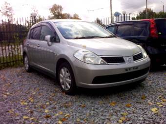 2004 Nissan Tiida Photos