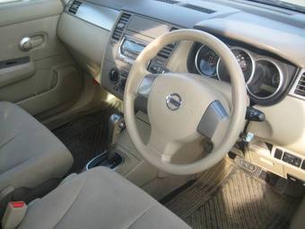 2004 Nissan Tiida Photos