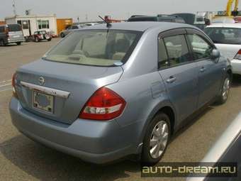 2005 Nissan Tiida Pictures