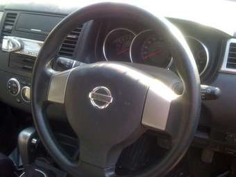 2005 Nissan Tiida Images