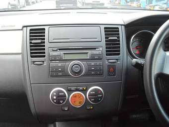 2005 Nissan Tiida Images