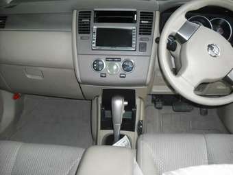 2005 Nissan Tiida Pictures