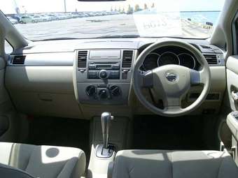 2005 Nissan Tiida Photos