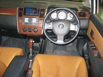 2005 Nissan Tiida Photos