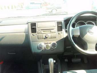 2005 Nissan Tiida Photos