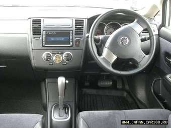 2005 Nissan Tiida Photos
