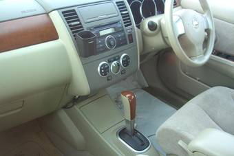 2005 Nissan Tiida Pictures