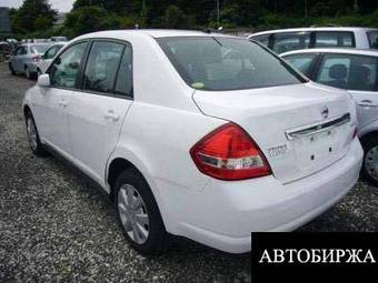 2005 Nissan Tiida Photos