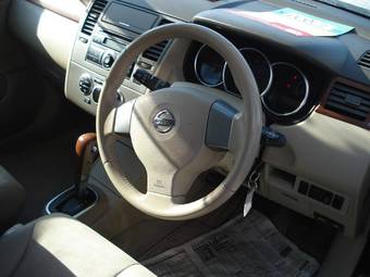 2005 Nissan Tiida Pics