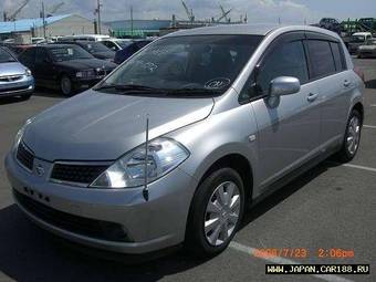 2005 Nissan Tiida Photos